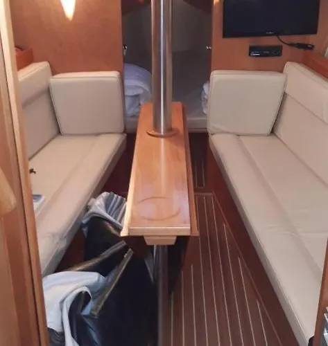 Botel Velero Viko S30